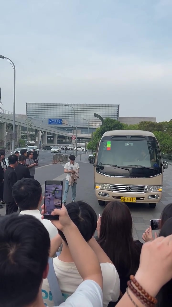 IG选手抵达场馆，场馆外Jiejie粉丝高喊“Jiejie世界第一打野”